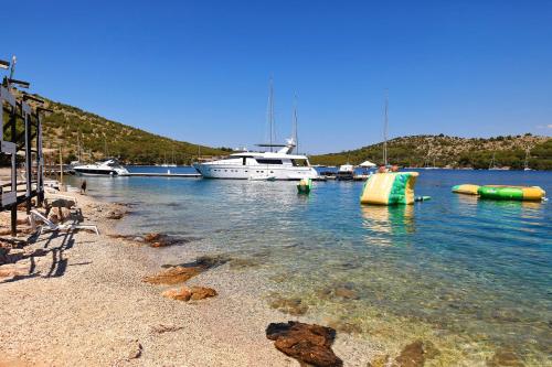 pludmale, Secluded fisherman's cottage Cove Golubovac, Kornati - 25469 in Žut