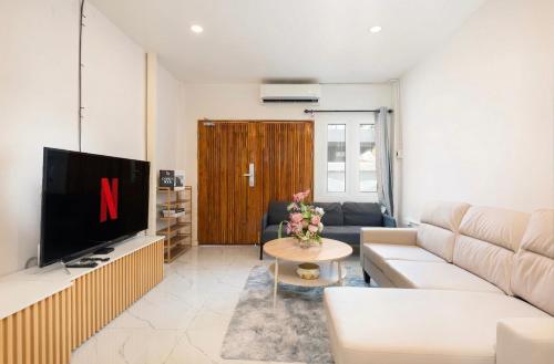 Spacious 4 Bedroom Home 7 min to Khao San | 5 Bath - image 4