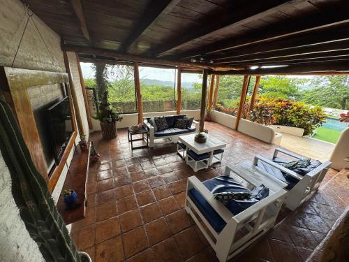 Peaceful Hillside Villa with Stunning Views in Escamequita