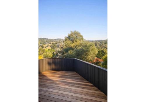Surrounding environment, Luxury Hillside Escape with Scenic Views & Cozy Stay in Eltham
