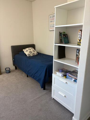 Private room and bath in Indio – khách sạn tại Berkey