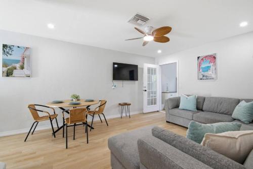 zonă comună salon/TV, Modern Retreat Near 5th Ave & Beach-Quiet w/Lake in East Naples