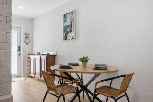Dotări, Modern Retreat Near 5th Ave & Beach-Quiet w/Lake in East Naples