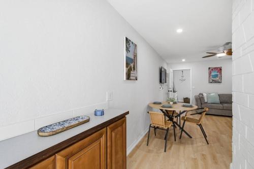Dotări, Modern Retreat Near 5th Ave & Beach-Quiet w/Lake in East Naples