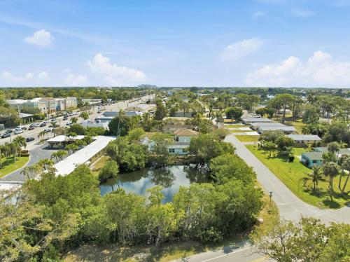 Vedere, Modern Retreat Near 5th Ave & Beach-Quiet w/Lake in East Naples