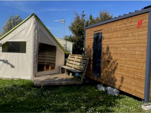 Tente toile et bois, animaux OK - 4 pers. - API-1-52-2237 - Camping - L'Aiguillon-la-Presqu'île