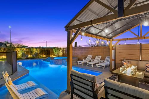 NEW-5BDRM-All KING BEDS-Heated Pool-Vegas Theme – khách sạn tại Henderson