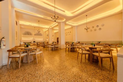 Restaurant, Hotel Dorado Plaza Centro Historico in La Matuna