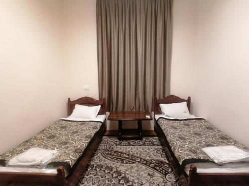 2 twin beds