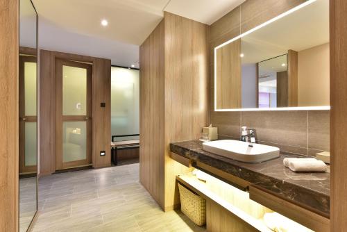 room detail thumbnail 2