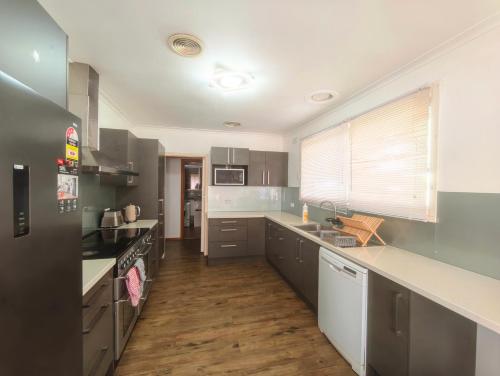 Kitchen, West Comfort-Near Train Airport Sunshine Hospital in St Albans
