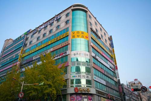 CNN Hotel Set in a prime location of Changwon-si, CNN Hotel puts everything the city has to offer just outside your doorstep. Offering a variety of facilities and services, the property provides all you need fo