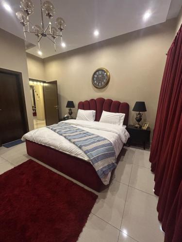 Luxury 2 Bedroom Apt, Golf View, Parking – khách sạn tại Rafi Block