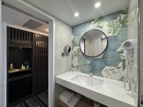 room detail thumbnail 2