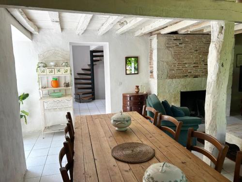 Banketu zāle, Gîte avec piscine calme absolu, idéal familles amis au cœur du Sud-Ouest (Gite avec piscine calme absolu, ideal familles amis au cœur du Sud-Ouest) in Beauville
