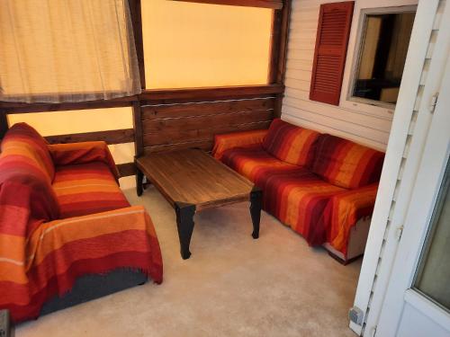 Mobil Home 4 places dans un camping, à 10 mn d'AVENE et 15 mn du Centre Bouddhiste LERAB LING (Mobil Home 4 places dans un camping, a 10 mn d'AVENE et 15 mn du Centre Bouddhiste LERAB LING) in Ceilhes-et-Rocozels