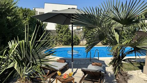 Holiday home near Split with private pool & garden – khách sạn tại Kastel Luksic