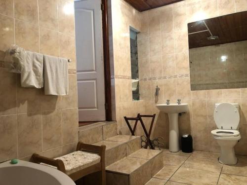 Charming BB Room with Private Entrance in East London - image 5