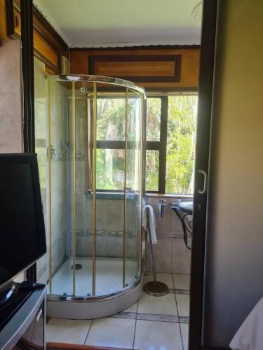 Luxurious 9-Bedroom House Rental with Private Entrances - image 3