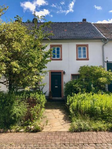 NAO Eifelhaus von 1875 mit Garten in Üxheim, Deutschland