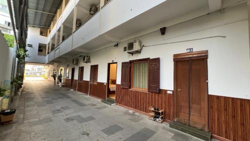 Surrounding environment, Khách sạn Lạc Hồng in Train Station
