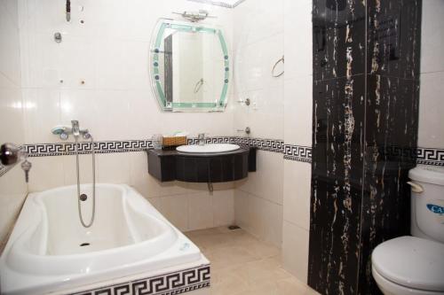 room detail thumbnail 2