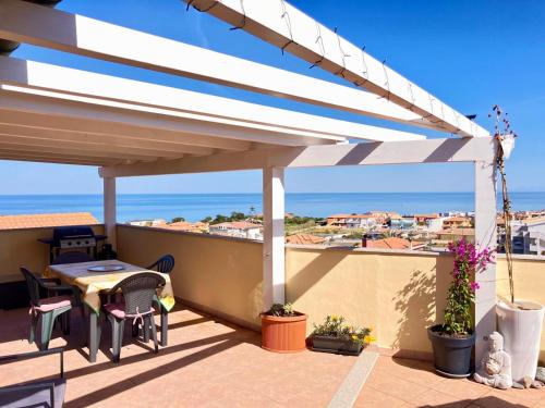 Attico con ampio terrazzo e vista mozzafiato vicino il mare