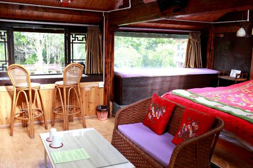 LiJiang Elephant Intersecton Coffee Guesthouse