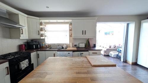 Sydenham Serenity: Bright Home with Conservatory in Sydenham