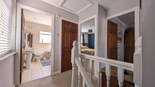 Sydenham Serenity: Bright Home with Conservatory in Sydenham