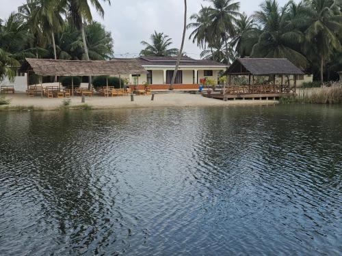 L'île de Marie-Jo (L'ile de Marie-Jo) in Assinie-Mafia
