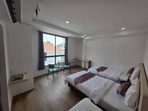 room detail thumbnail 1