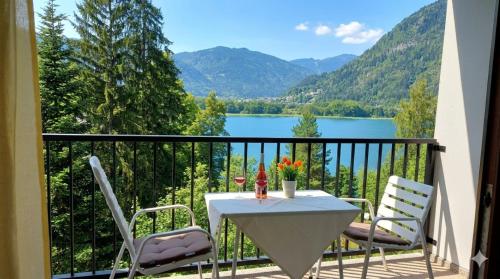 LB3 Seeblick Appartement Haus Landskron mit direktem Seezugnag am Ossiachersee – khách sạn tại St. Andra