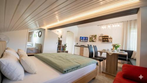 ADRIAN Seeblick Appartement Hänsel u Gretel am Ossiacher See, Hallenbad, Skiarena Gerlitzen in Steindorf am Ossiacher See
