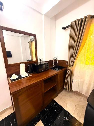 Downtown Virgins Hotel in Elmina