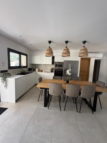 Air-conditioned house with garden, pool & foosball table in Les Olives
