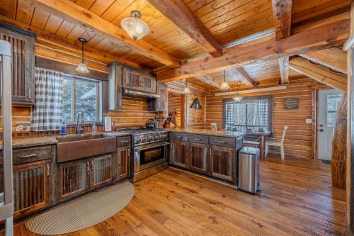 20 Mins To Ynp-cabin-pet Friendly in Island Park, USA