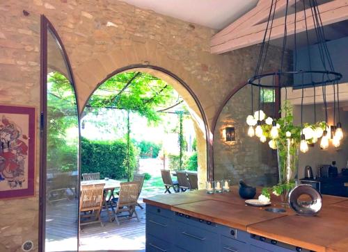 Magnifique Mas avec Piscine et Hammam à 5 min d'Uzès (Magnifique Mas avec Piscine et Hammam a 5 min d'Uzes) in Montaren-et-Saint-Mediers