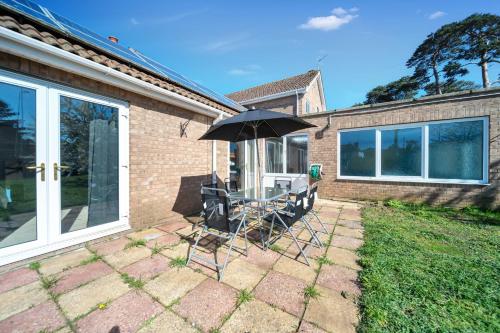 Thetford Retreat with pool, Jacuzzi, parking, Wi-Fi in Mildenhall