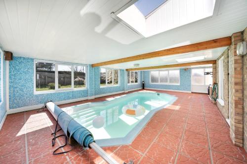Thetford Retreat with pool, Jacuzzi, parking, Wi-Fi in Mildenhall