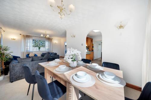 Thetford Retreat with pool, Jacuzzi, parking, Wi-Fi in Mildenhall