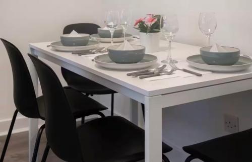 Vacant Nests Cozy 2BR apartment Unique Wi-Fi in Вішоу