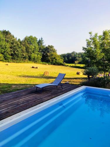 Peldbaseins, Charmante Maison Périgourdine Rénovée (Charmante Maison Perigourdine Renovee) in Sainte-Alvere
