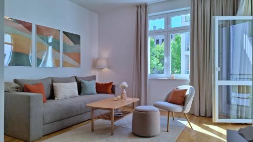 CONNECT Living - 3 Apartments - Boxspringbett-Balkon-Parkplatz-Arbeitsplatz-Fahrstuhl - Gnadau