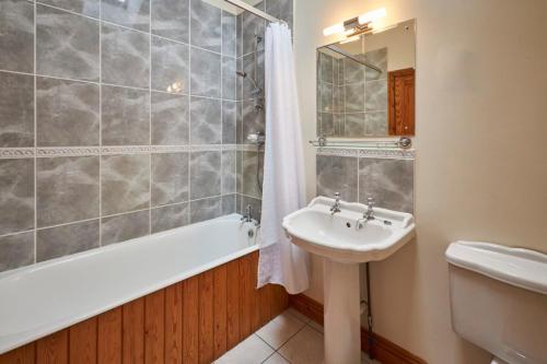 Bathroom, The Granary at Carr Edge Farm - North East Escapes in Newbrough