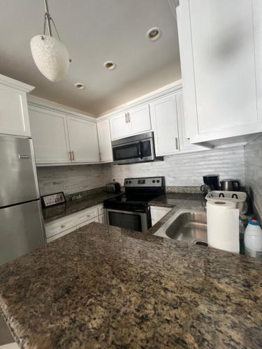 Private 1BR Nassau Getaway, Cozy Quiet & minutes from Beach in Paradise Island