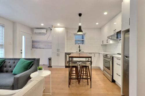 Home away from home, 2 BDRs near metro,8 mins to DT in Southwest
