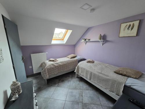 2 twin beds
