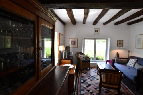 Jolie maison de campagne au bord d'un ruisseau in Thauvenay