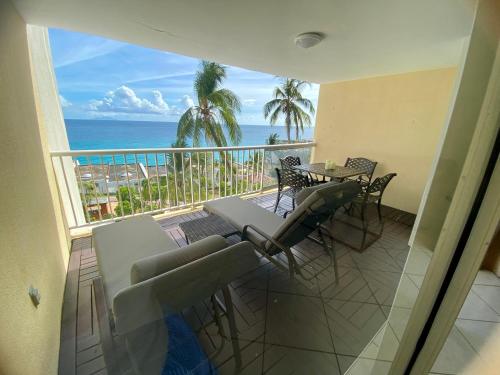 Oceanview large studio, pool, walk to Mullet Bay, Cupecoy Beach, walk to dining, free parking – khách sạn tại Lowlands
